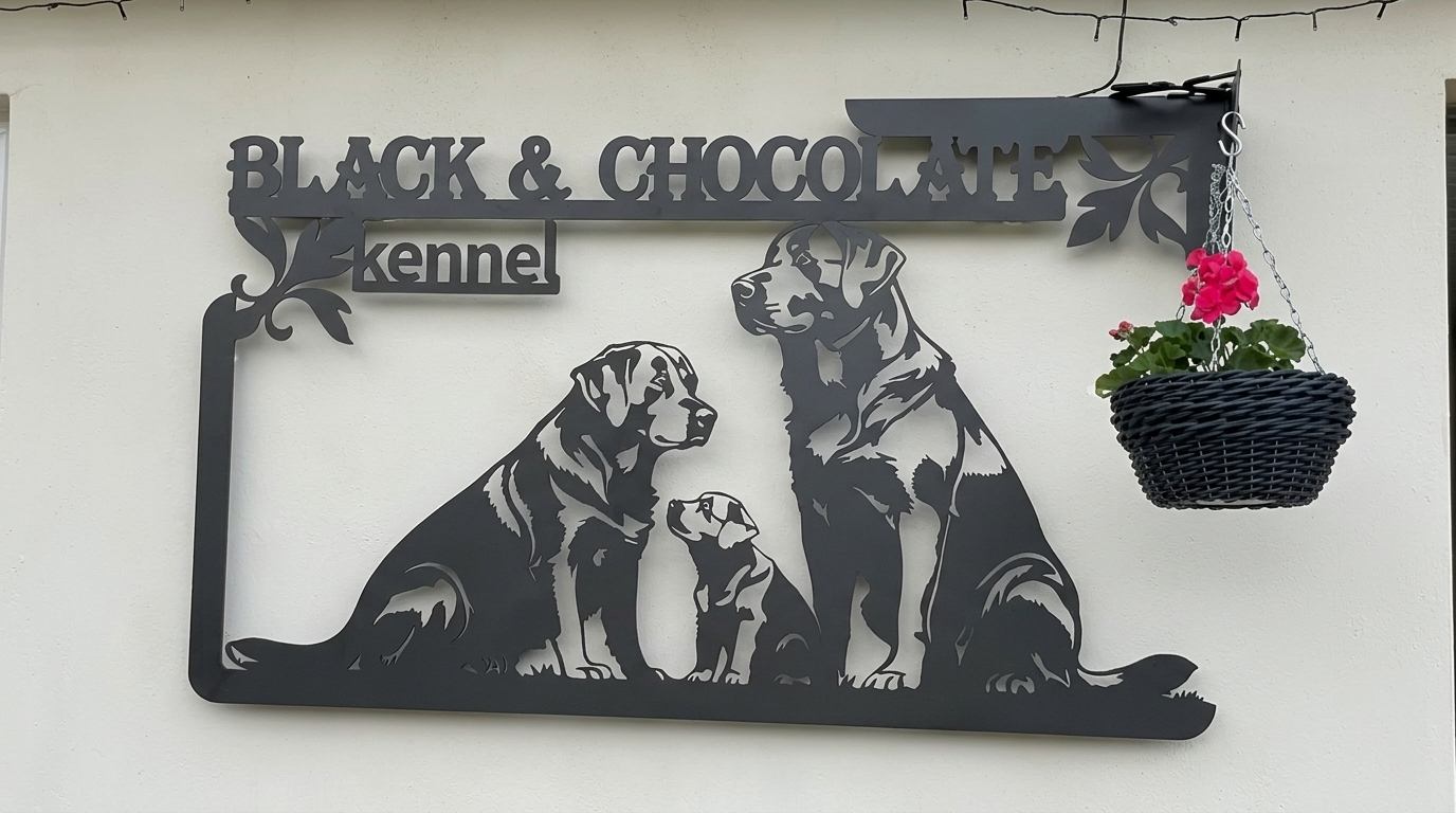 Вывеска питомника Black & Chocolate на светлой стене днем