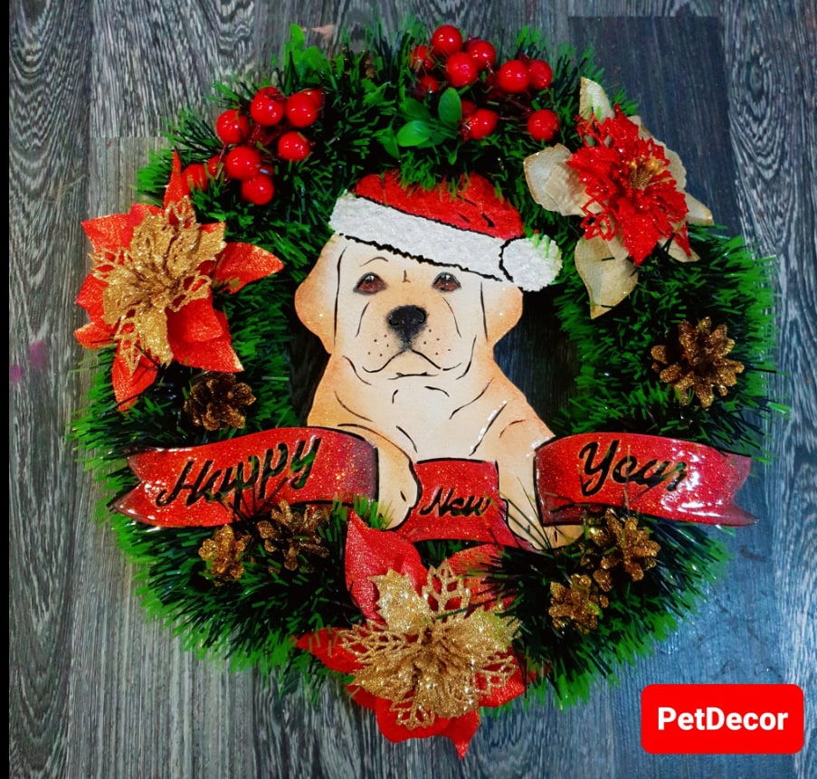 Рождественский венок с лабрадором, ягодами и лентой Happy New Year — общий вид